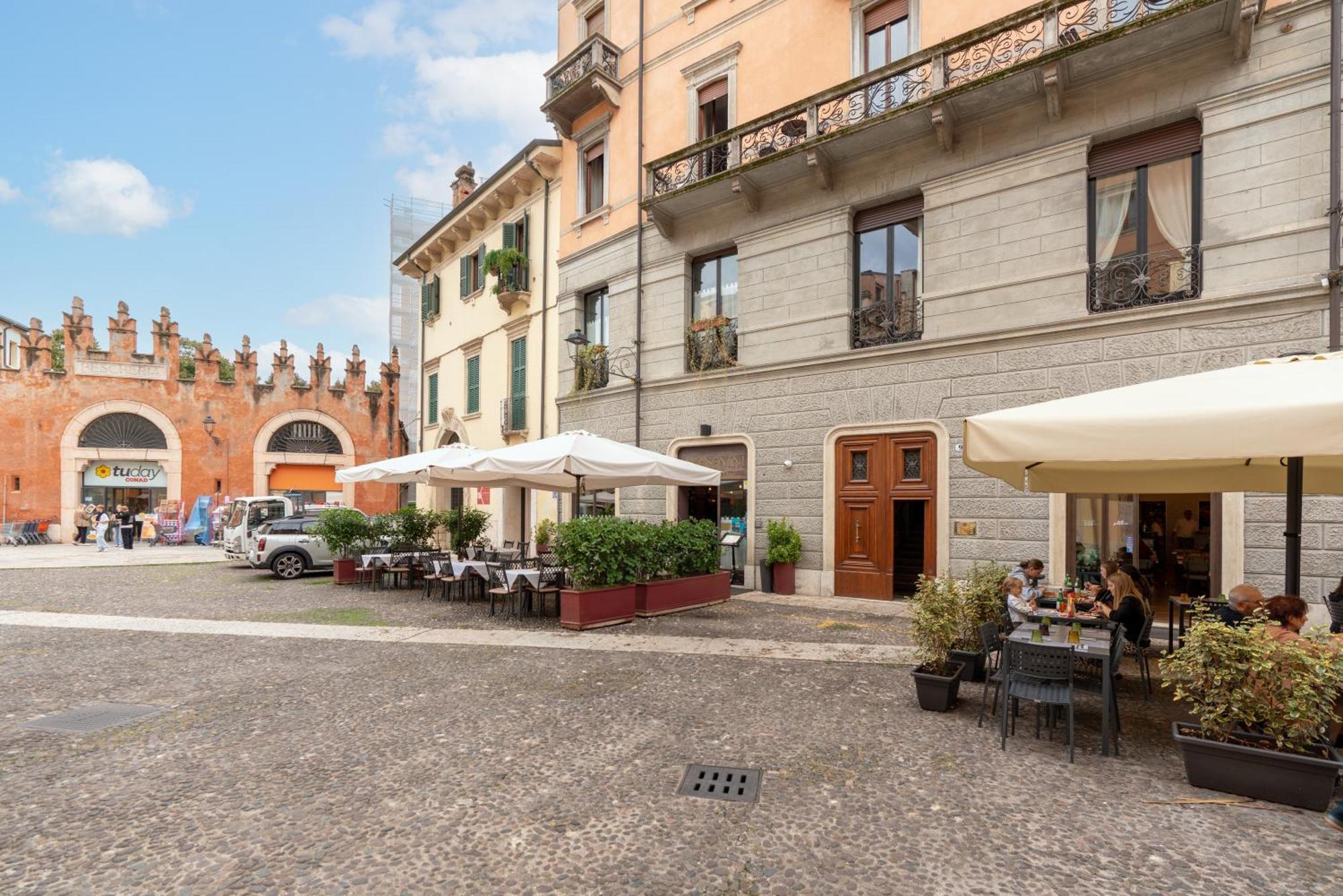 Отель Palazzo Biasini By Postcardsfrom Верона Экстерьер фото