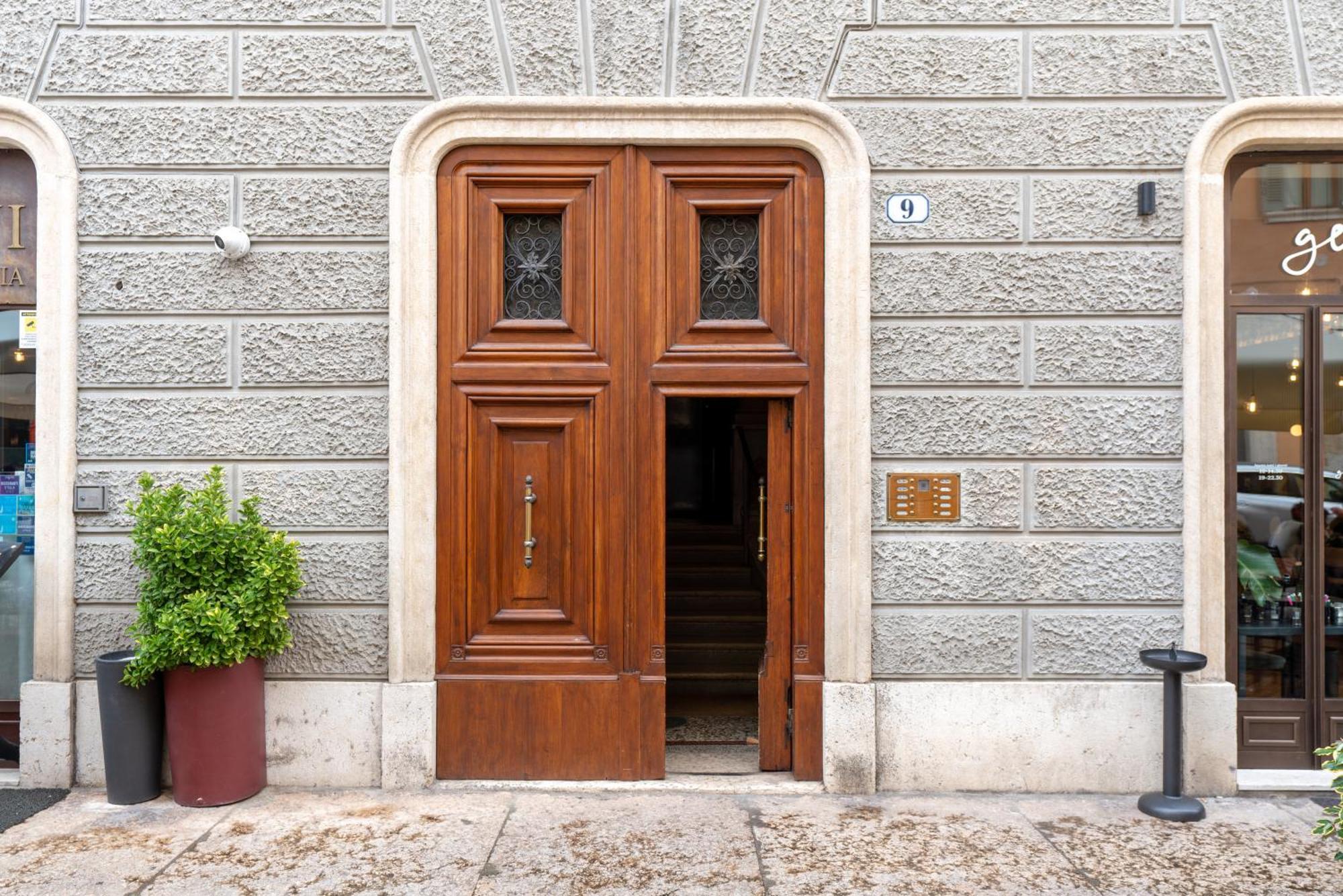 Отель Palazzo Biasini By Postcardsfrom Верона Экстерьер фото