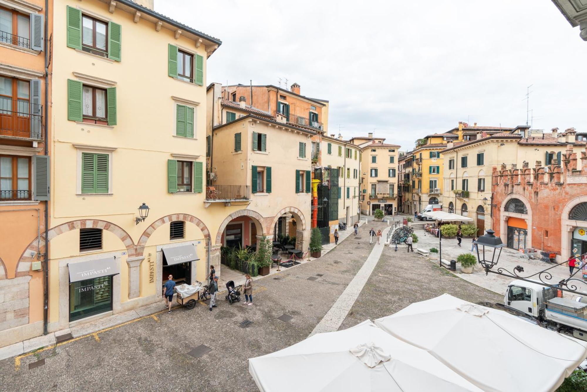 Отель Palazzo Biasini By Postcardsfrom Верона Экстерьер фото