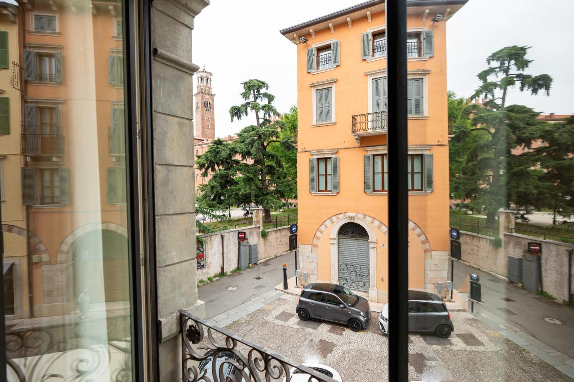 Отель Palazzo Biasini By Postcardsfrom Верона Экстерьер фото